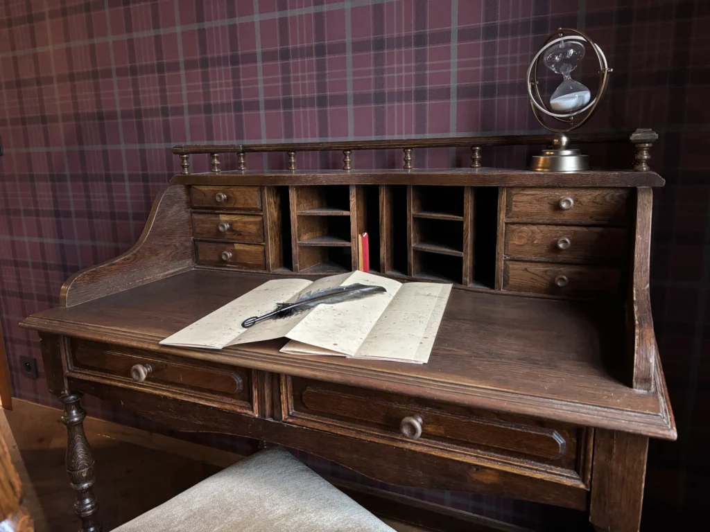 Bureau ancien avec un Retourneur de Temps qui ne peut être utilisé que pour étudier d'avantage l'Histoire de la Magie