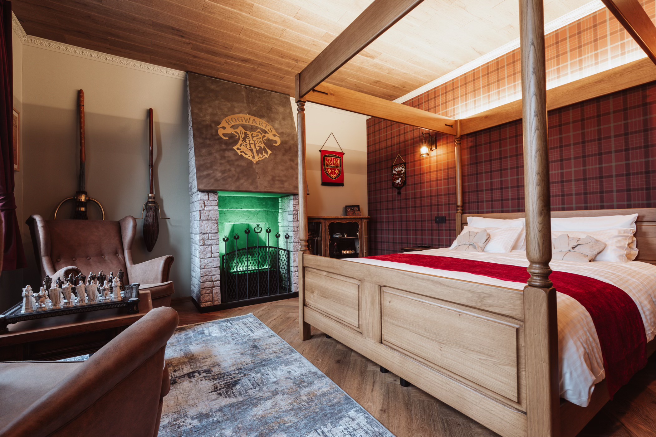 Lit à baldaquin, feu magique, échiquier et balais volants, tout y est.