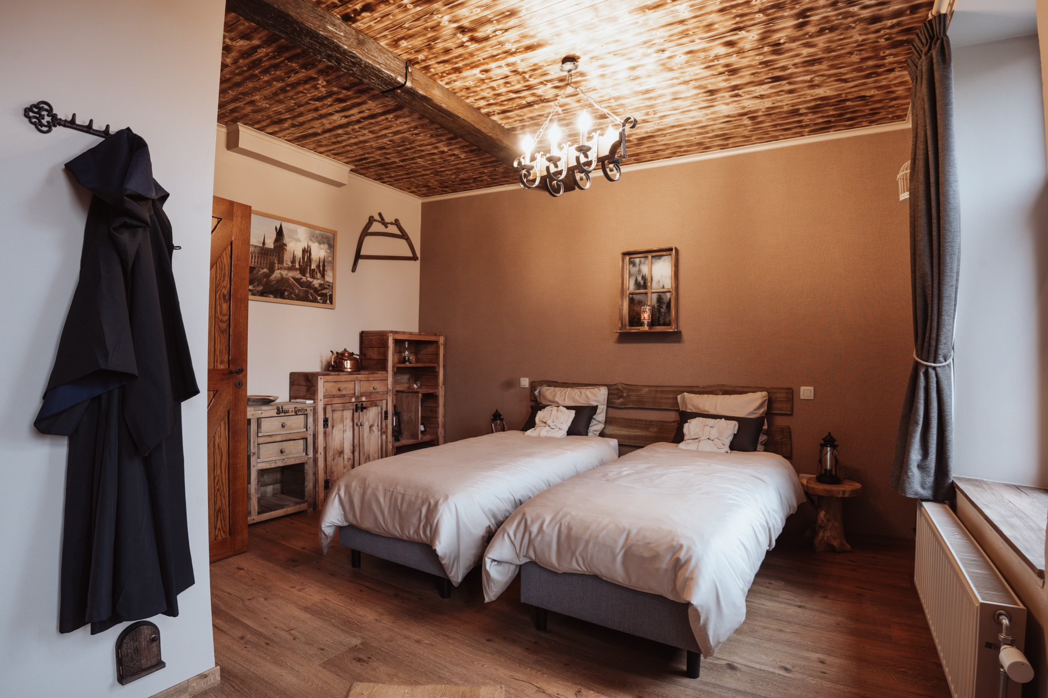 Chambre en lisière de forêt. Lits jumeaux ou lit double. Décoration inspirée du Garde chasse et Gardien des Lieux de Poudlard.